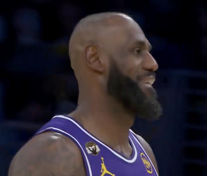 联盟第一！湖人关键时刻15胜2负 詹姆斯8失误末节却轰10分逆转